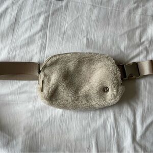 Lululemon everywhere Sherpa belt bag